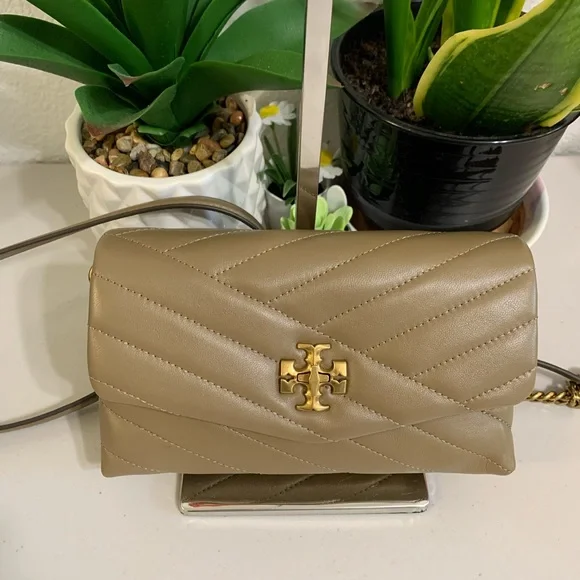ππ TORY BURCH Kira Chevron Chain Wallet - Picture 10 of 13